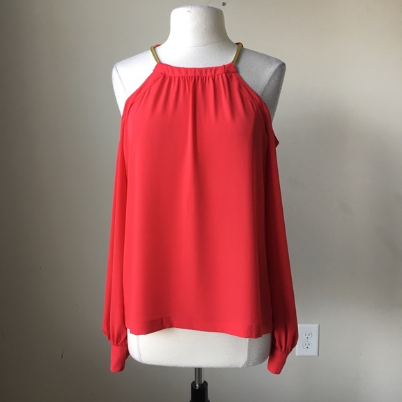 Open shoulder cold crepe red berry top blouse - Picture 2 of 6